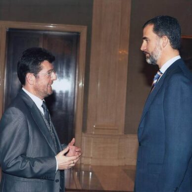 Eugenio de Quesada conversando sobre la evolución del Turismo con el Rey Felipe VI, en el Palacio de La Zarzuela.