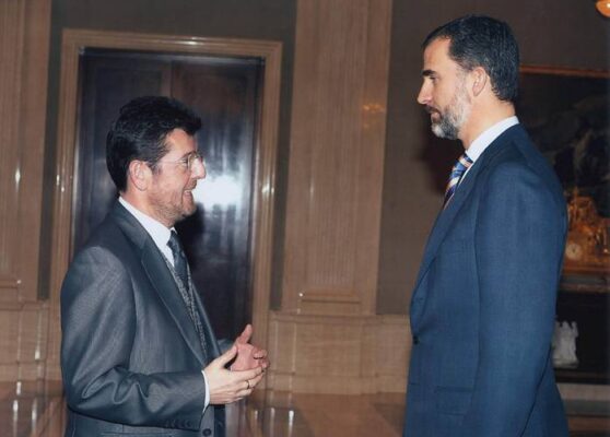 Eugenio de Quesada conversando sobre la evolución del Turismo con el Rey Felipe VI, en el Palacio de La Zarzuela.